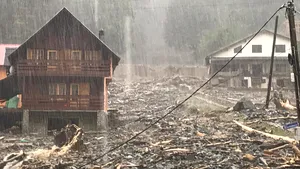 Oameni evacuaţi din cauza unei viituri. Un Drum Naţional este blocat de aluviuni/ Imagine impresionantă cu intervenţia pompierilor