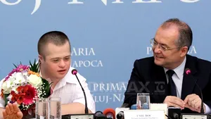 Cluj - Tânărul care a luat bacalaureatul deşi suferă de sindromul Down, premiat de Boc: 