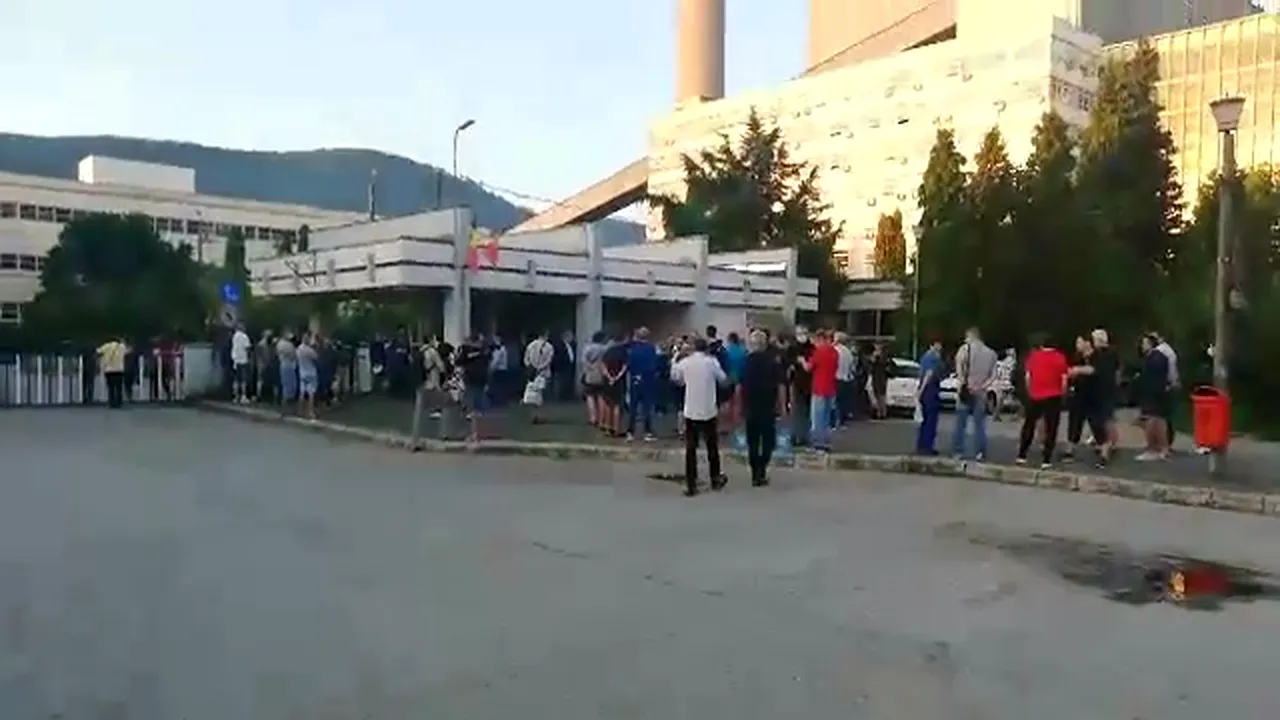 VIDEO: Protest spontan la Termocentrala Mintia. Peste 100 de angajaţi îşi strigă nemulţumirile, marţi dimineaţă