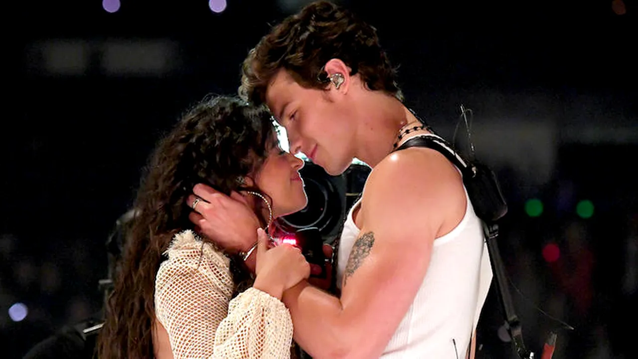 „Aproape sărutul” lui Shawn Mendes cu Camila Cabello care a încins atmosfera pe scenă, la premiile MTV 