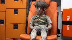 FOTO, VIDEO | Omran Daqneesh, băieţelul devenit simbol al tragediei umanitare din Siria, fotografiat din nou. Cum arată acum, după un an de la atacul din Alep