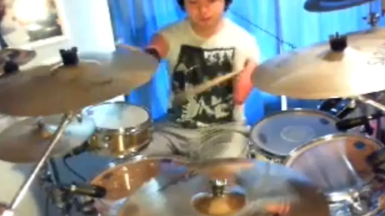 NU ARE ANTEBRAŢE, dar cântă la tobe. ROMÂNUL care a uimit lumea muzicală şi presa internaţională - VIDEO