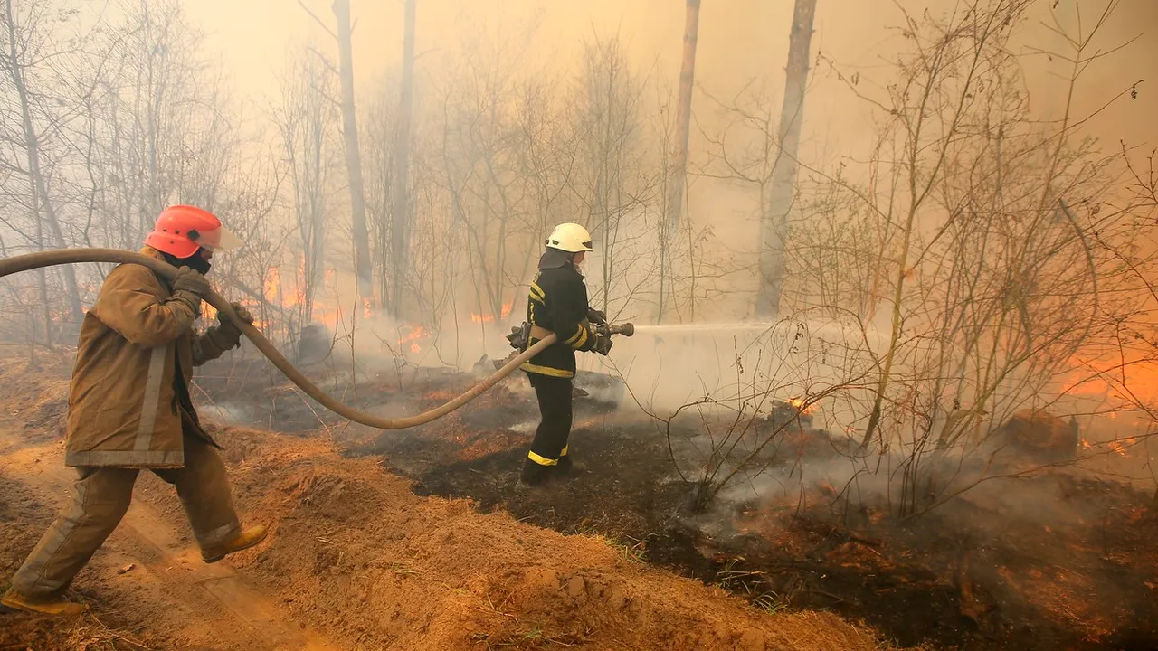 În pragul dezastrului. Focul mocnit din zona Cernobîl se extinde. Presa rusă scrie că ucrainenii nu fac faţă incendiului şi aşteaptă semnul divin, ploile