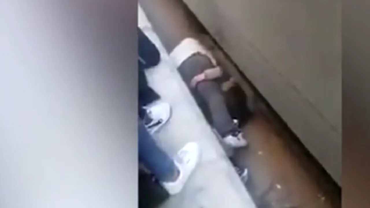 Momentul de infarct în care un tată se aruncă peste fiica lui, căzută pe şinele de cale ferată | VIDEO