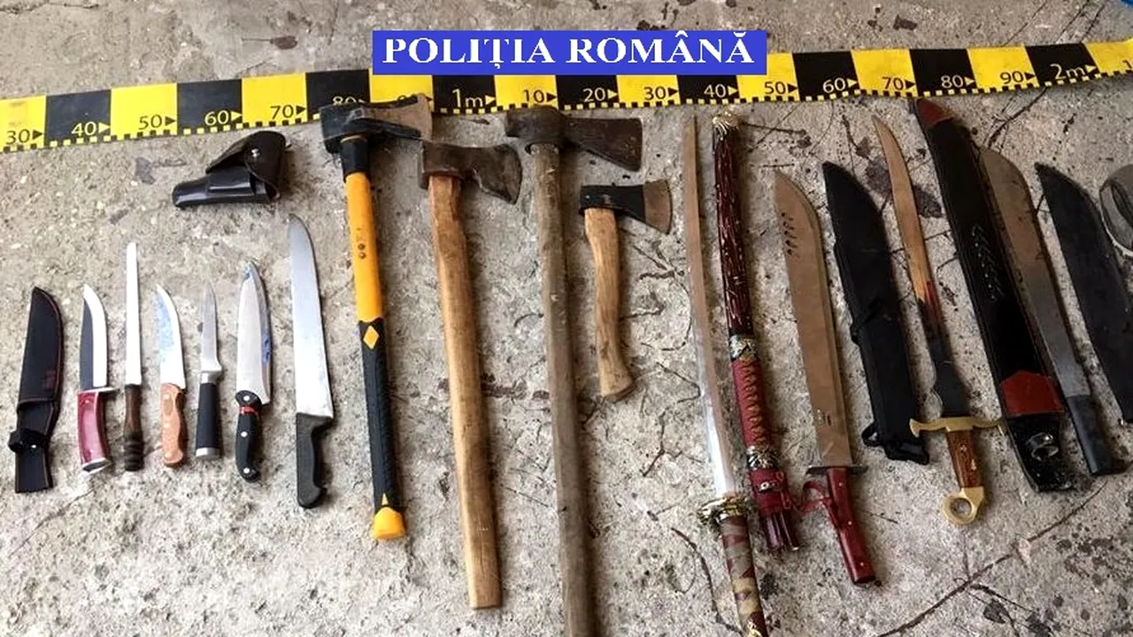 GALERIE FOTO Săbii, cuţite, topoare şi un pistol, ridicate de la două familii de romi care sunt în conflict