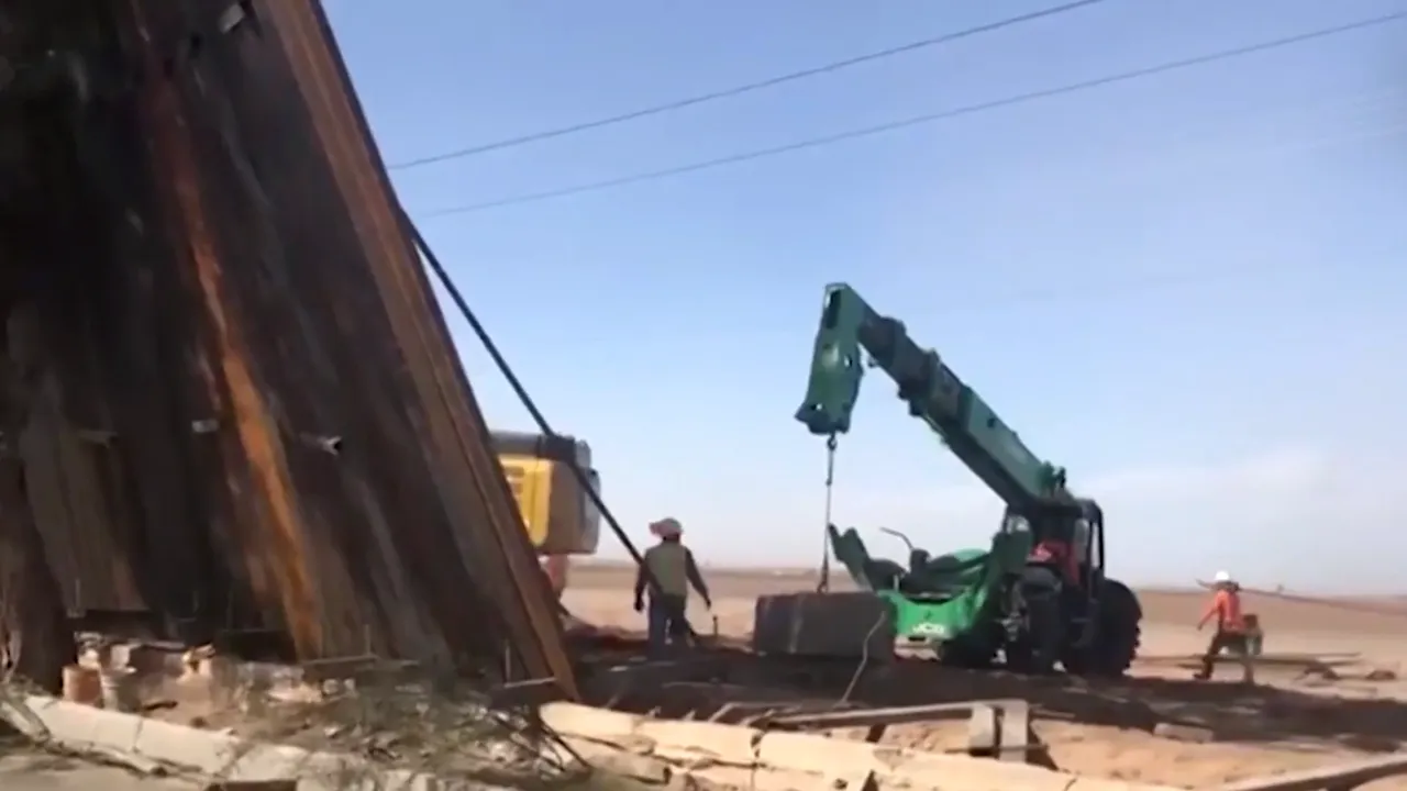 VIDEO: Porţiuni din zidul de la graniţa dintre USA şi Mexic s-au prăbuşit pe teritoriul Mexicului