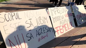 Paşi mici, dar siguri, împotriva abuzurilor asupra româncelor. Sute de oameni, la un MARŞ pentru protecţia lor în faţă violenţei