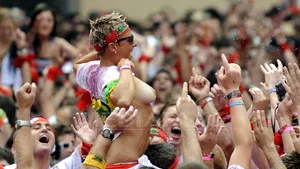 Topless şi vin roşu, la startul curselor de tauri din Pamplona - GALERIE FOTO