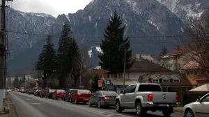 Trafic aglomerat pe DN1, la coborârea de pe Valea Prahovei. Se circulă în coloană în două zone 