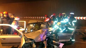 Accident la Pasajul Unirii din Capitală, o maşină a intrat într-un stâlp. Un bărbat a murit, iar o femeie este grav gănită - FOTO