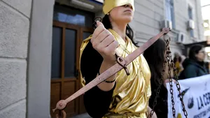 Zeiţa justiţiei, protest la sediul DNA. Asociaţia Declic, manifestaţie inedită faţă de clasarea dosarului Certej. FOTO