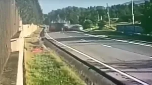 VIDEO. Accident grav în Vrancea: Un microbuz s-a ciocnit cu o maşină. UPDATE: 2 morţi şi mai mulţi răniţi