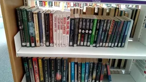 Un om de serviciu a aranjat cărţile dintr-o bibliotecă în ordinea dimensiunii lor