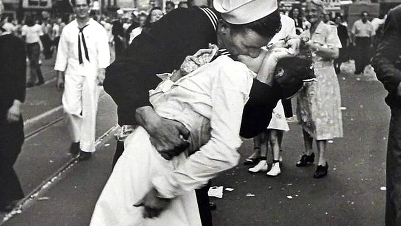 A murit omul care apare în una dintre cele mai celebre fotografii din istorie. Avea 95 de ani