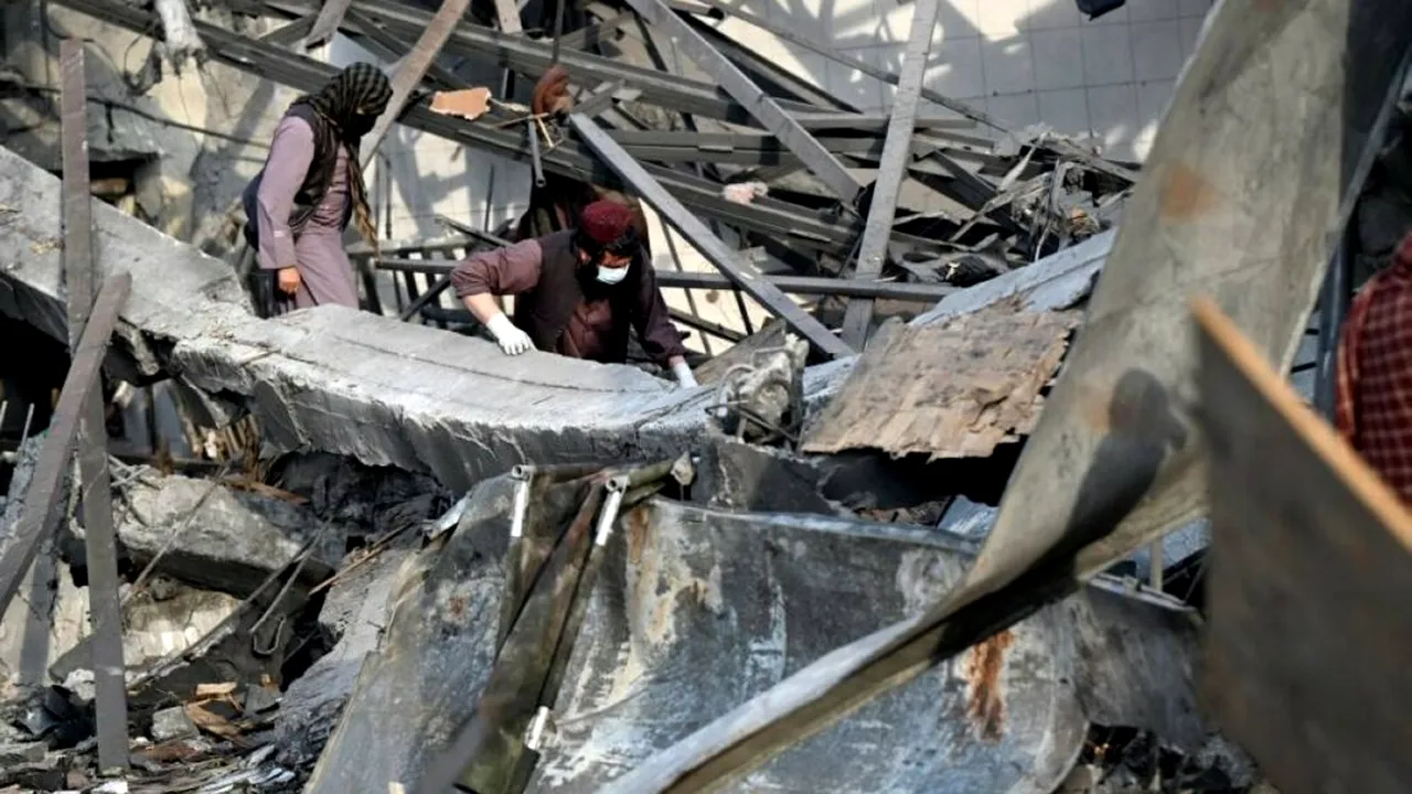 Peste 400 de morți în urma unui atac aerian pakistanez asupra unui spital din Kabul