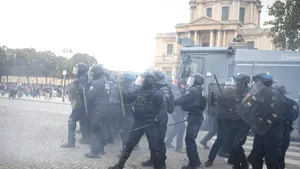 Protestele din Franța degenerează: Poliția a folosit gaze lacrimogene și bastoane împotriva protestatarilor. Peste 160 de persoane au fost arestate