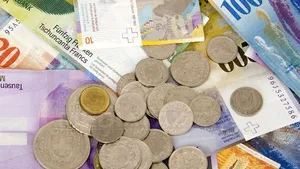 Cursul leu/franc elveţian atinge maximul ultimelor trei săptămâni. Vezi cursul BNR