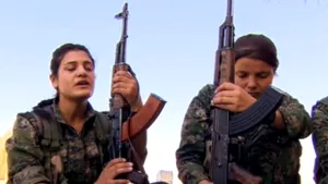 Femeile care luptă împotriva teroriştilor din gruparea Stat Islamic - VIDEO