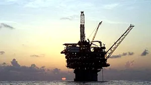 Preţul petrolului a depăşit 100 de dolari pe baril, după scăderea stocurilor SUA