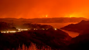 INCENDIUL masiv din California: Aproximativ 18.000 de proprietăţi, ameninţate de flăcări devastatoare/ Peste 200.000 de persoane, evacuate | VIDEO LIVE
