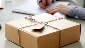 Braşovean prins în timp ce ridica un pachet din Spania. Ce conţinea coletul