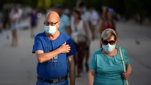 Masca de protecţie devine obligatorie în pieţele şi pe străzile pietonale din Braşov