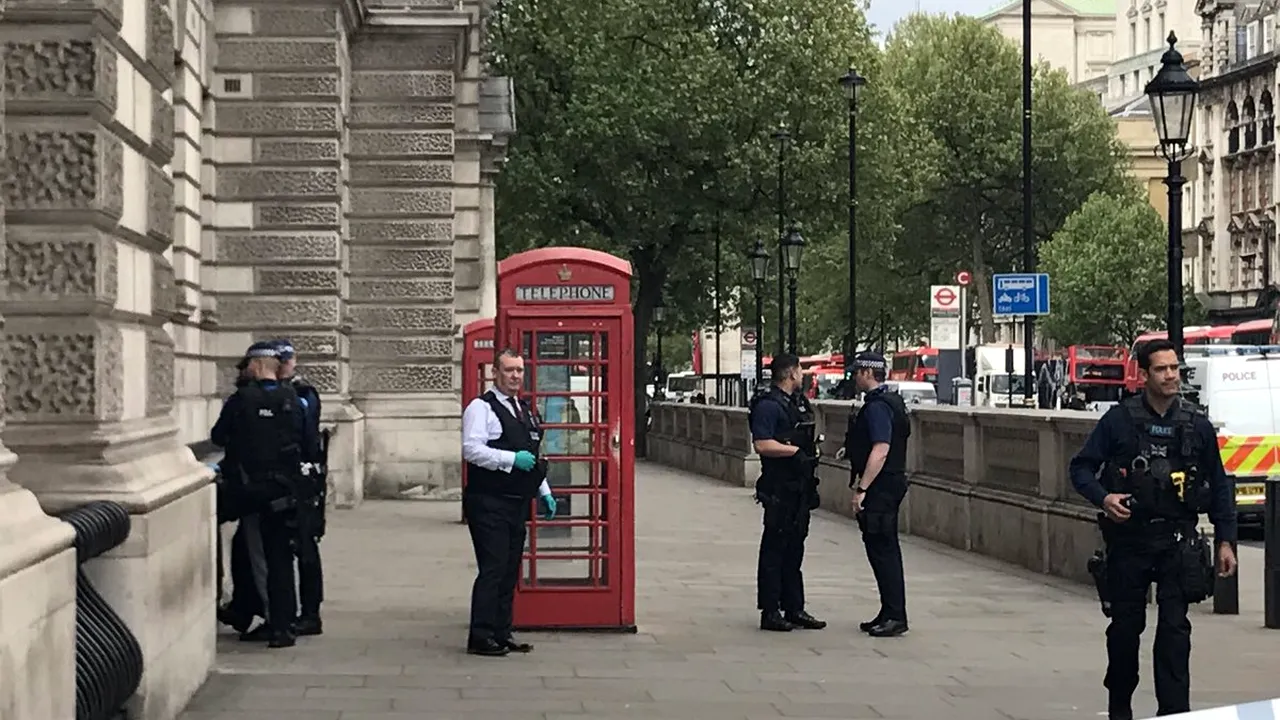 INCIDENT în centrul Londrei: Un bărbat a fost reţinut de Scotland Yard, în apropiere de Parlamentul britanic - FOTO, VIDEO