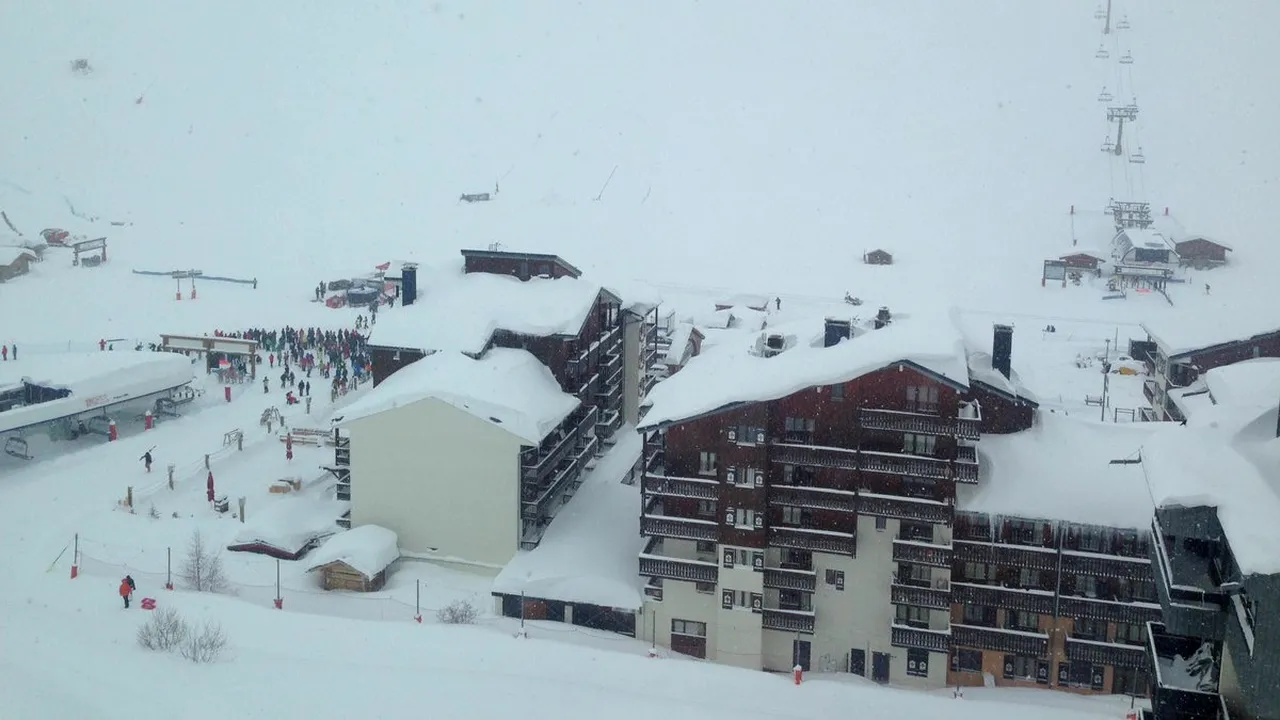 FOTO O avalanşă a avut loc în staţiunea Tignes din Alpii francezi. Mai multe persoane, prinse sub zăpadă