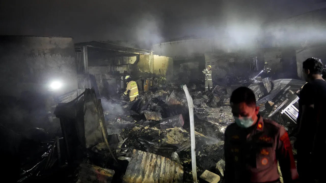 Cel puţin 17 morţi, între care 2 copii, după incendiul la depozitul de carburanţi în Indonezia