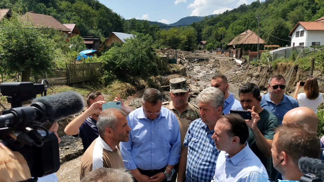 Inundaţiile din Alba au lăsat în urmă pagube însemnate. Cîţu promite ajutoare de la Guvern pentru gospodăriile afectate