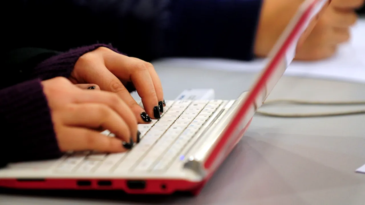 Românii, topiţi după prieteniile virtuale