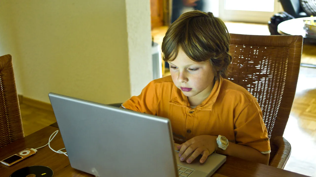 Studiu: Mai mult de un sfert dintre copiii români stau peste 6 ore în online, într-o zi cu şcoală