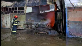NEWS ALERT Incendiu uriaș la Constanța: opt garaje și două mașini s-au făcut scrum
