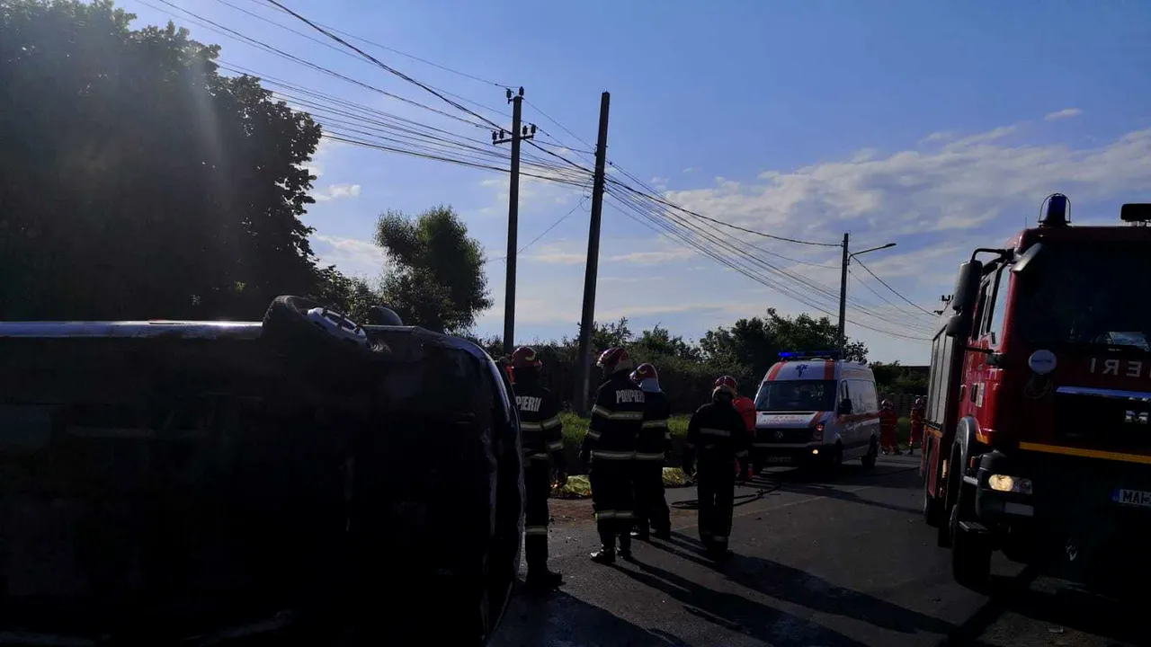 VIDEO Accident grav în Dâmboviţa: Coliziune între un microbuz, în care se aflau copii, şi un autoturism. Două persoane au murit