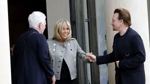 Brigitte Macron şi Bono de la U2 s-au întâlnit la Elysee pentru a găsi soluţii la problema sărăciei la nivel mondial
