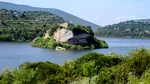 Trei prieteni au transformat o fermă într-un loc de poveste. Cina se ia lângă lac