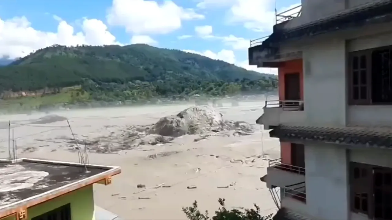 Viitură devastatoare în Nepal și Tibet. Sute de turiști dispăruți, cel puțin 165 de morți