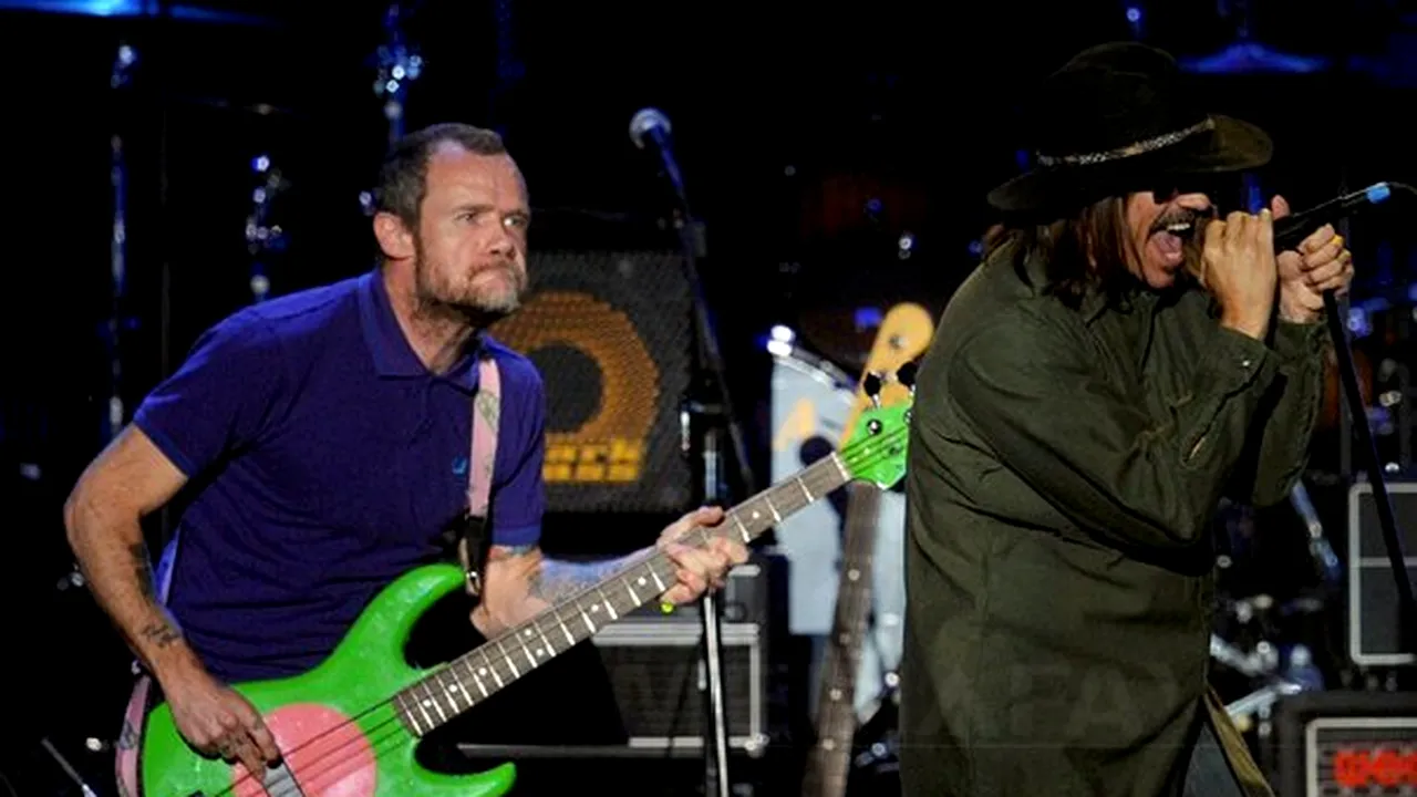 Trupa Red Hot Chili Peppers soseşte în această seară la Bucureşti. Biletele au fost suplimentate