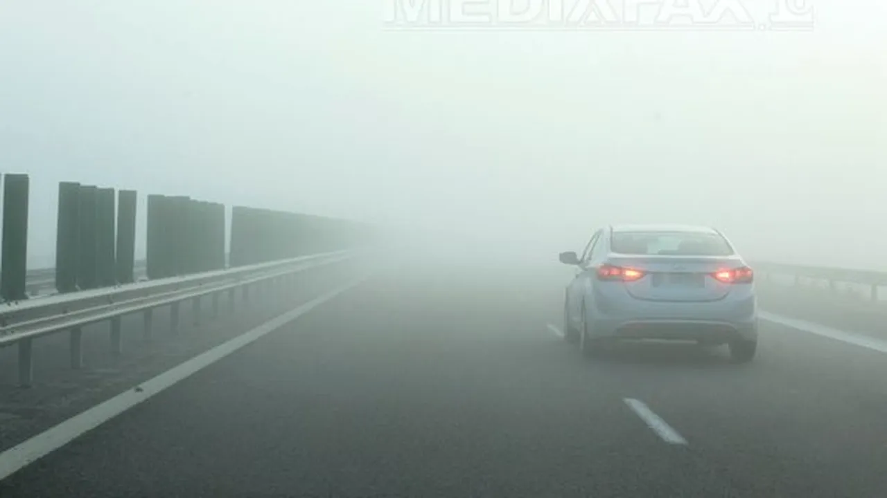 CEAŢĂ pe mai multe autostrăzi şi drumuri naţionale. Vizibilitatea poate fi şi sub 50 de metri