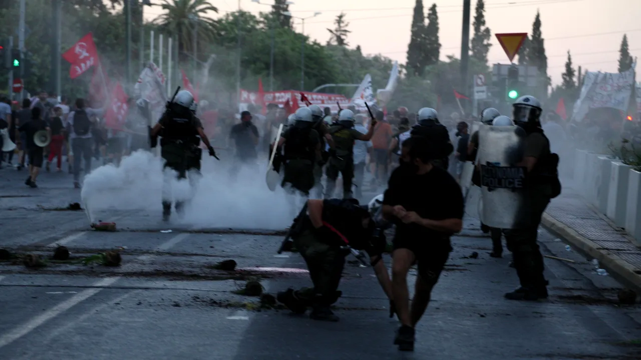 Grecia adoptă o lege care reglementează protestele de stradă. Mii de oameni au ieşit pe străzile din Atena