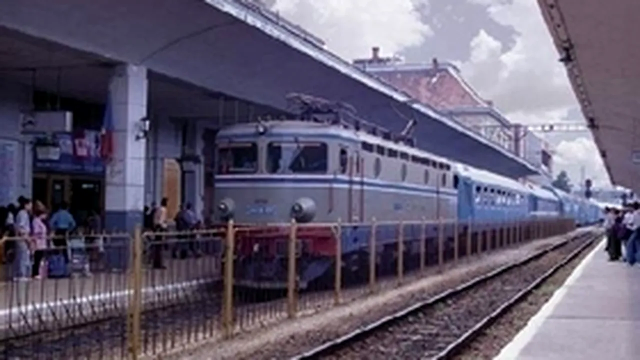 Elev rănit după ce a căzut dintr-un tren personal