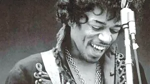 Prima chitară arsă de Jimi Hendrix, vândută la licitaţie (Galerie Video)