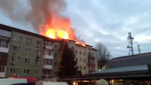 Un incendiu puternic a izbucnit la mansarda unui bloc din Timişoara