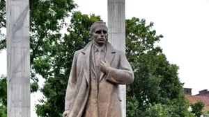 ISTORIA FĂRĂ PERDEA Marius Oprea: O armă cu două tăişuri: renaşterea cultului naţionalistului ucrainean Stepan Bandera, între Hitler şi Stalin, între criminal de război şi erou naţional 