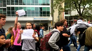 Sute de elevi de liceu au protestat luni în Statele Unite împotriva preşeditelui-ales Donald Trump - VIDEO