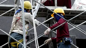 Un inginer care evalua o clădire la Piteşti a murit după ce a căzut de la 25 de metri înălţime