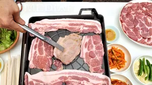 Carnea de porc s-ar putea scumpi cu 15% până la Crăciun. Producătorii de preparate din carne pregătesc şi ei scumpiri