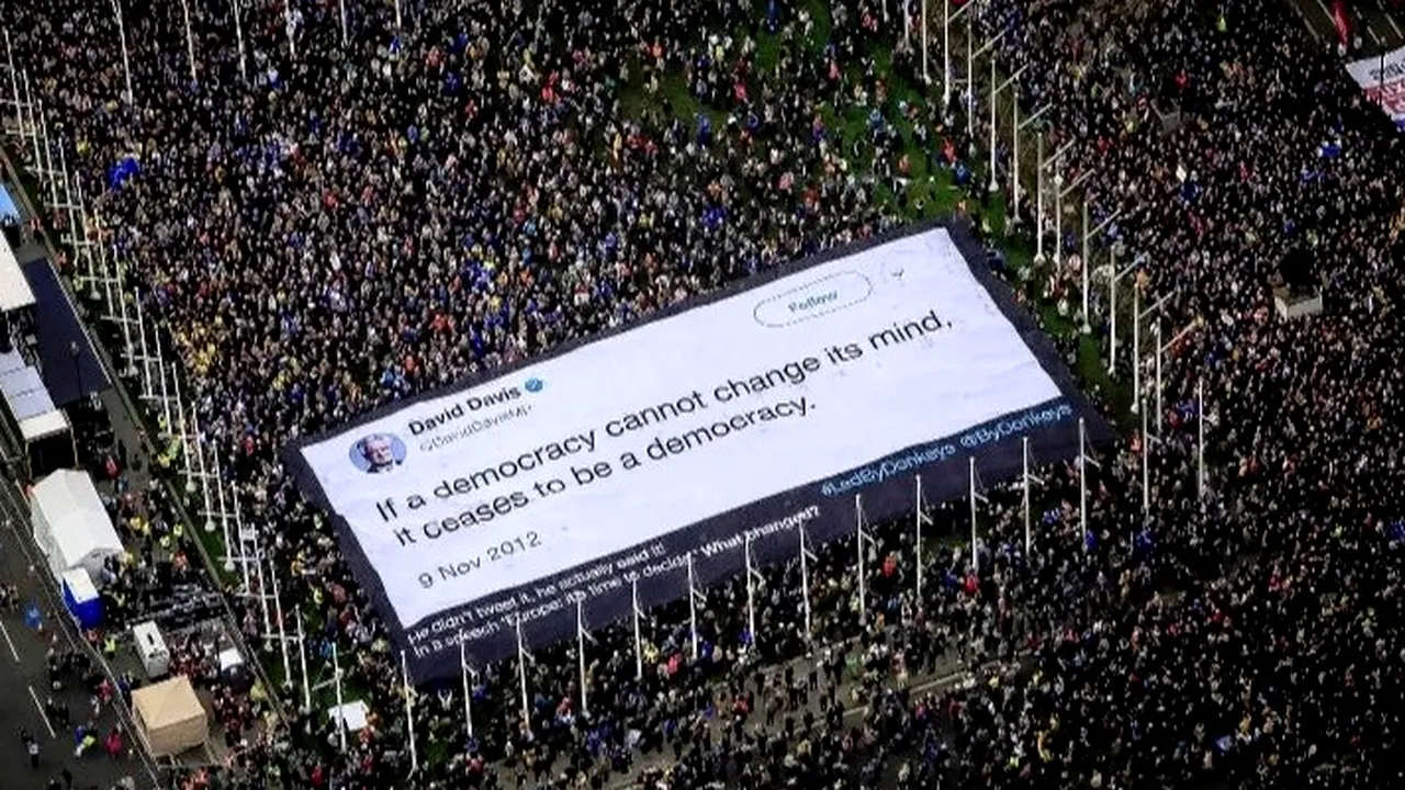 Proteste la Londra: Mii de persoane, în stradă în urma întârzierii ieşirii Marii Britanii din UE: „Ieşire înseamnă ieşire” şi „Nu vom pleca” | VIDEO