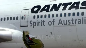 Un avion de pasageri a aterizat de urgenţă în SUA după ce unul dintre motoare a explodat
