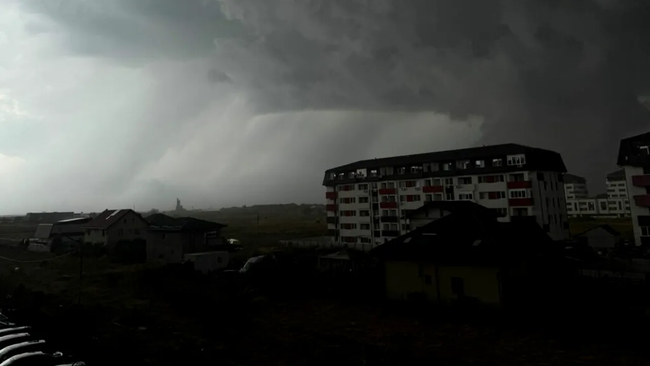 COD ROȘU de vijelii și grindină în Capitală. A fosat emis RO-Alert